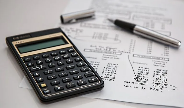 Image d'une calculatrice et d'un calcul de budget