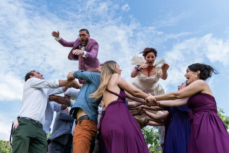 Photo de groupe fun avec les mariés sautant très haut !
