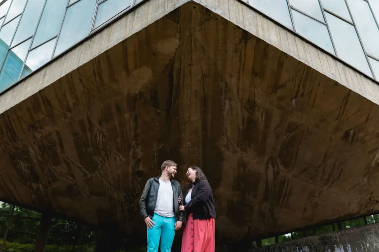Pose sous une architecture moderne de la serre du jardin des plantes à lille